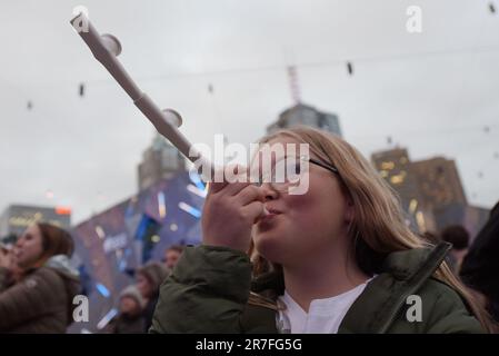 (6/10/2023) personnes célébrant le chant KAZOO au cours de deux semaines de festival d'hiver à Melbourne. LA MONTÉE de Melbourne a pris la ville par une tempête interculturelle avec environ deux semaines d'événements électriques, réfléchir, compter, rave et se délecter à Melbourne sous le clair de lune avec la montée. De retour en juin, vous pourrez vous attendre à une quinzaine de théâtres puissants, une danse exaltante, de la musique locale et internationale, des représentations publiques et des œuvres de participation de masse en plein air, dont un orchestre de 10 000 kazoo. De 7-18 juin, Rising donnera aux victoriens et aux visiteurs la chance de découvrir un nouveau côté Banque D'Images