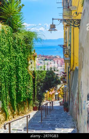 Naples, Italie. Vue d'un aperçu du golfe de Naples à travers les maisons caractéristiques des marches de Petroio. Image verticale. 24 août 2022. Banque D'Images