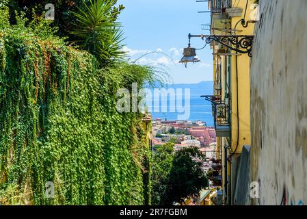 Naples, Italie. Vue d'un aperçu du golfe de Naples à travers les maisons caractéristiques des marches de Petroio. 24 août 2022. Banque D'Images