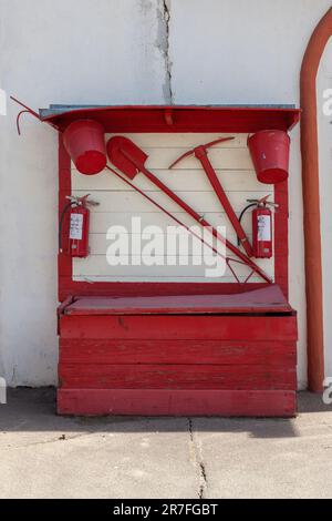 Ancien bouclier anti-incendie avec un jeu d'outils d'extinction d'incendie. Banque D'Images