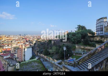 Naples, Italie. Vue sur un beau jour de janvier du centre historique de Naples vu de Corso Vittorio Emanuele. Au premier plan les escaliers de Montesa Banque D'Images