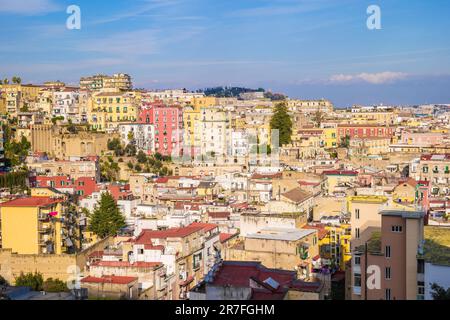 Naples, Italie. Vue sur un beau jour de janvier du centre historique de Naples vu de Corso Vittorio Emanuele. 3 janvier 2023. Banque D'Images