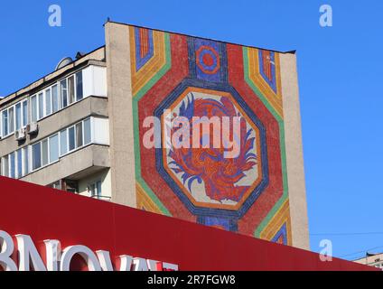 Mosaïque de couleurs représentant les armoiries de l'Union soviétique sur la façade d'un immeuble résidentiel, à Kiev, en Ukraine, en 15 juin 2023. Banque D'Images