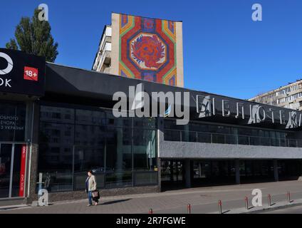 Les gens marchent près de la mosaïque représentant les armoiries de l'Union soviétique sur la façade d'un immeuble résidentiel, à Kiev, en Ukraine 15 juin 2023. Banque D'Images