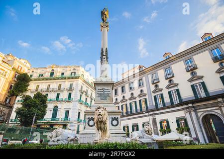 Naples, Italie. Le monument dédié aux martyrs napolitains de via dei Martiri. En arrière-plan, à droite, la façade du Palazzo Calabritto. Banque D'Images