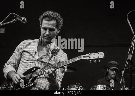Dweezil Zappa se produit avec son groupe au Regent Theatre de Los Angeles, en Californie, sur 13 février 2016 lors de sa visite via Zammata. En arrière-plan est le batteur Ryan Brown. Banque D'Images
