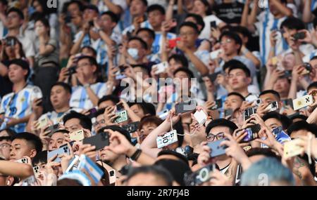 Pékin, Chine. 15th juin 2023. Les fans filent un tournoi international de football entre l'Argentine et l'Australie à Pékin, capitale de la Chine, 15 juin 2023. Credit: JU Huanzong/Xinhua/Alamy Live News Banque D'Images