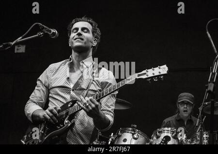Dweezil Zappa se produit avec son groupe au Regent Theatre de Los Angeles, en Californie, sur 13 février 2016 lors de sa visite via Zammata. En arrière-plan est le batteur Ryan Brown. Banque D'Images