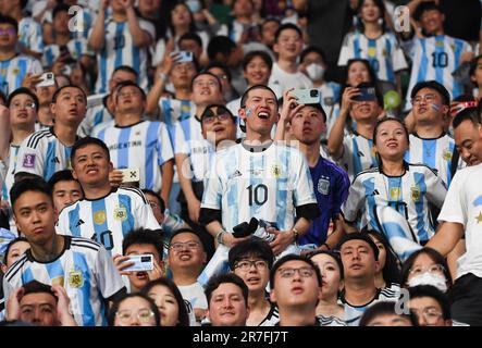 Pékin, Chine. 15th juin 2023. Les fans regardent un tournoi international de football entre l'Argentine et l'Australie à Pékin, capitale de la Chine, 15 juin 2023. Credit: JU Huanzong/Xinhua/Alamy Live News Banque D'Images