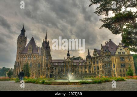 Une vue magnifique sur le palais de Moszna situé en Pologne Banque D'Images