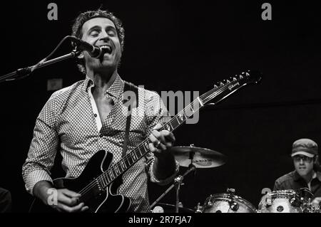 Dweezil Zappa se produit avec son groupe au Regent Theatre de Los Angeles, en Californie, sur 13 février 2016 lors de sa visite via Zammata. En arrière-plan est le batteur Ryan Brown. Banque D'Images