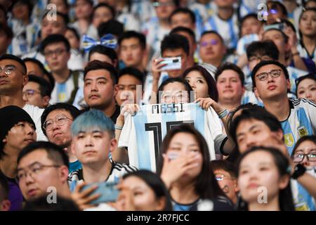 Pékin, Chine. 15th juin 2023. Les fans regardent un tournoi international de football entre l'Argentine et l'Australie à Pékin, capitale de la Chine, 15 juin 2023. Credit: JU Huanzong/Xinhua/Alamy Live News Banque D'Images