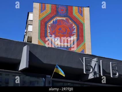 14 juin 2023 : mosaïque de couleurs représentant les armoiries de l'Union soviétique sur la façade d'un immeuble résidentiel, à Kiev, en Ukraine, en 15 juin 2023. (Credit image: © SOPA Images via ZUMA Press Wire) USAGE ÉDITORIAL SEULEMENT! Non destiné À un usage commercial ! Banque D'Images