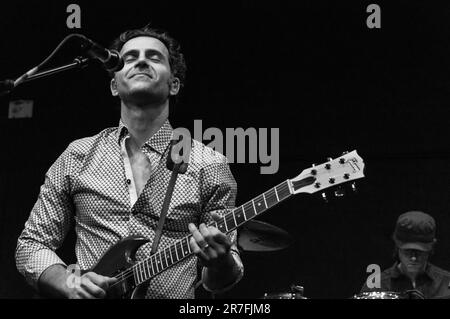 Dweezil Zappa se produit avec son groupe au Regent Theatre de Los Angeles, en Californie, sur 13 février 2016 lors de sa visite via Zammata. En arrière-plan est le batteur Ryan Brown. Banque D'Images
