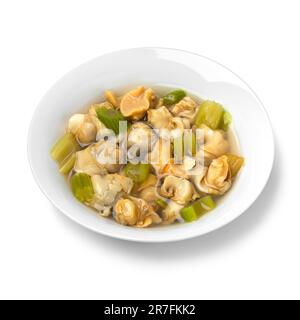 Plat avec des buccins communs dans un bouillon comme une soupe de Brussel isolé sur fond blanc Banque D'Images