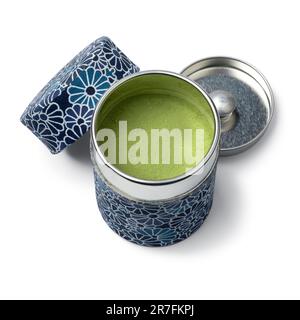 Plateau à thé traditionnel japonais avec du thé matcha, isolé sur fond blanc Banque D'Images