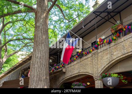 Un drapeau texan suspendu d'un ancien bâtiment Banque D'Images