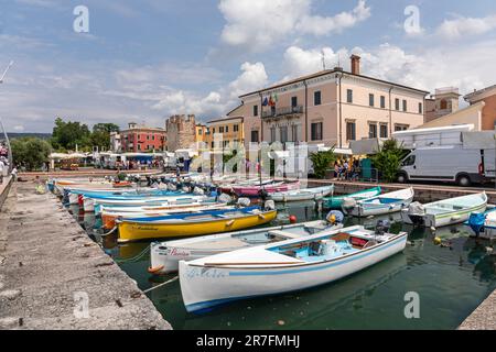 Petits bateaux amarrés dans le port de Bardolino, lac de Garde, Italie, Europe Banque D'Images