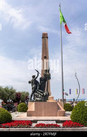 Monument commémoratif de la guerre mondiale Sculpture et Obélisque à Bardolino, Lac de Garde, Italie Banque D'Images