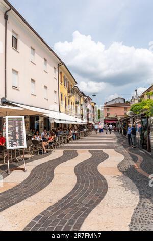 Via Albarello à Lazise rempli de bars et restaurants, Lazise, Lac de Garde, Italie, Europe Banque D'Images