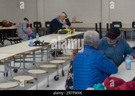 Les personnes évacuées sont logées dans une école secondaire de la baie St-Paul, sur 1 mai 2023. Les fortes précipitations dans la région de Charlevoix ont entraîné des débordements de rivière dans la baie St-Paul et les régions avoisinantes, ce qui a entraîné des inondations et des dommages importants aux résidences, aux entreprises et aux infrastructures. Banque D'Images