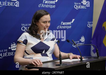 Jackie Smith, chef du parti d'opposition municipal de Québec transition Québec, parle aux médias lors d'une conférence de presse sur 1 mai 2023. Banque D'Images