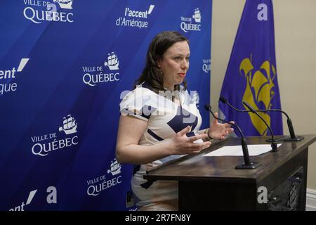 Jackie Smith, chef du parti d'opposition municipal de Québec transition Québec, parle aux médias lors d'une conférence de presse sur 1 mai 2023. Banque D'Images