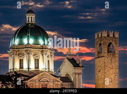 Italie Cathédrale de Brescia Lombardia et tour de Broletto Banque D'Images