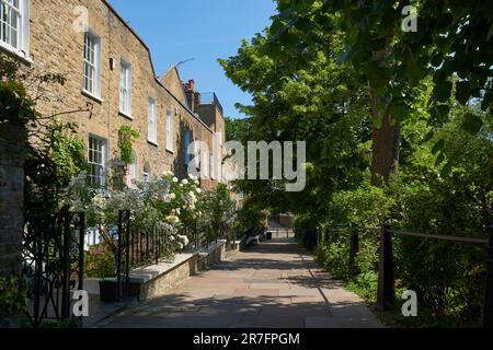 Vieilles maisons géorgiennes sur Flask Walk, Hampstead Village, Londres, Royaume-Uni, en été Banque D'Images