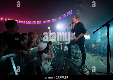 Bergen, Norvège. 14th juin 2023. Le groupe de rock américain Spoon joue un concert lors du festival de musique norvégien Bergenfest 2023 à Bergen. Ici, le chanteur et musicien Britt Daniel est vu en direct sur scène. (Crédit photo : Gonzales photo/Alamy Live News Banque D'Images