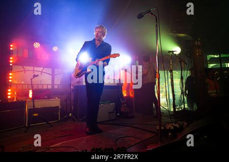 Bergen, Norvège. 14th juin 2023. Le groupe de rock américain Spoon joue un concert lors du festival de musique norvégien Bergenfest 2023 à Bergen. Ici, le chanteur et musicien Britt Daniel est vu en direct sur scène. (Crédit photo : Gonzales photo/Alamy Live News Banque D'Images