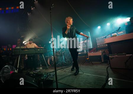 Bergen, Norvège. 14th juin 2023. Le groupe de rock américain Spoon joue un concert lors du festival de musique norvégien Bergenfest 2023 à Bergen. Ici, le chanteur et musicien Britt Daniel est vu en direct sur scène. (Crédit photo : Gonzales photo/Alamy Live News Banque D'Images