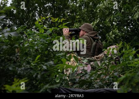 Kiev, Kharkiv, Ukraine. 15th juin 2023. Positionné le long de la ligne de front dans la région de Kharkiv, un soldat ukrainien observe les positions ennemies. Les positions ukrainiennes sont souvent sous les bombardements ennemis le long de la ligne de front (Credit image: © Madeleine Kelly/ZUMA Press Wire) USAGE ÉDITORIAL SEULEMENT! Non destiné À un usage commercial ! Banque D'Images