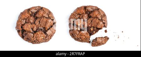 biscuits au chocolat doux et morceau de morsure isolé vue du dessus sur fond blanc Banque D'Images