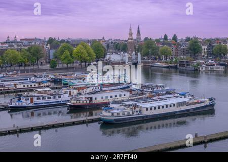 Pays-Bas. Soir après le coucher du soleil sur Amsterdam en été. Plusieurs péniches résidentielles sont amarrées dans le port du centre-ville. Vue aérienne Banque D'Images