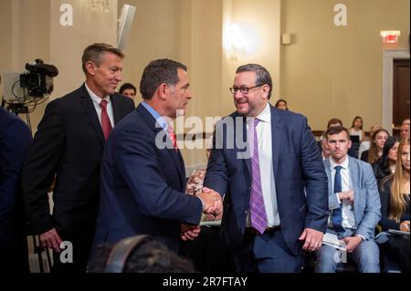 Rodney Scott, associé invité, Texas public Policy Foundation; ancien chef de la patrouille frontalière, États-Unis Douanes et protection des frontières, États-Unis Department of Homeland Security, à gauche, et Joe Edlow, membre directeur du groupe Edlow; Ancien directeur intérimaire des États-Unis Services de citoyenneté et d'immigration (USCIS), États-Unis Le département de la sécurité intérieure, à droite, est accueilli par le représentant des États-Unis Mark Green, MD (républicain du Tennessee), président du Comité de la Chambre des États-Unis sur la sécurité intérieure, au centre, avant l'audition de la Commission de la Chambre sur la sécurité intérieure, « Open Borders Closed case: Le secrétaire Mayorkas a déroutre Banque D'Images