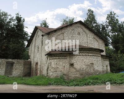 L'église Sergius de Zaluzhye Pskov est une église orthodoxe russe médiévale, construite au 14th siècle et dédiée à Saint Sergius de Radonezh Banque D'Images