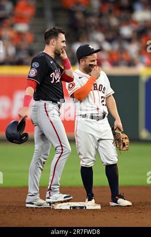 Washington National Fielder droit Lane Thomas (28) et Houston Astros deuxième baseman José Altuve (27) chat dans le haut de la sixième salle à manger pendant le Banque D'Images