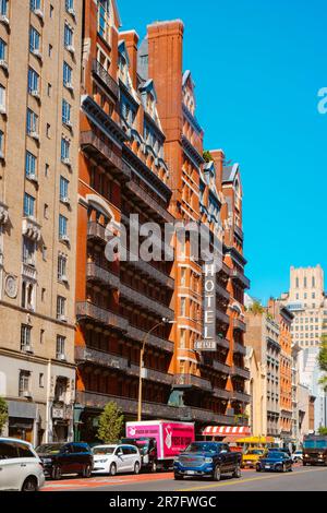 New York, Etats-Unis - 18 mai 2023: Une vue latérale sur la façade du célèbre Hôtel Chelsea, dans la rue 23rd Ouest, New York, Etats-Unis Banque D'Images