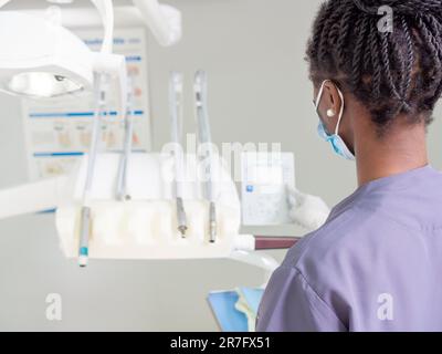 Jeune femme dentiste doigt avec un gant en latex préparant des matériaux avant la chirurgie Banque D'Images