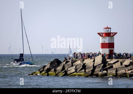 SCHEVENINGEN - les navires à voile de la classe IMOCA quittent le port pour la dernière étape vers Gênes, en Italie, pour la fin de la course océanique. ANP ROBIN VAN LONKHUIJSEN Banque D'Images