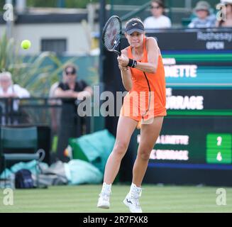 15th juin 2023; Nottingham tennis Centre, Nottingham, Angleterre: Rothesay Nottingham Open, jour 4; Magda Linette (POL) joue un coup de dos en bas de la ligne à nJodie Burrage (GBR) Banque D'Images