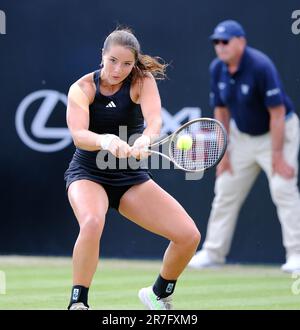 15th juin 2023; Nottingham tennis Centre, Nottingham, Angleterre: Rothesay Nottingham Open, jour 4; Jodie Burrage (GBR) joue un coup de dos à Magda Linette (POL) dans sa victoire de deux ensembles Banque D'Images