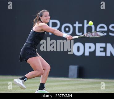15th juin 2023; Nottingham tennis Centre, Nottingham, Angleterre: Rothesay Nottingham Open, jour 4; Jodie Burrage (GBR) joue un coup de dos à Magda Linette (POL) dans sa victoire de deux ensembles Banque D'Images