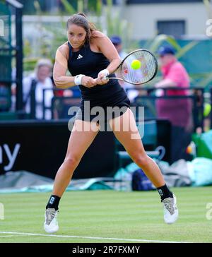 15th juin 2023; Nottingham tennis Centre, Nottingham, Angleterre: Rothesay Nottingham Open, jour 4; Jodie Burrage (GBR) joue un coup de dos en bas de la ligne à Magda Linette (POL) dans sa victoire de jeu de deux Banque D'Images