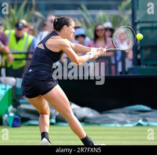 15th juin 2023; Nottingham tennis Centre, Nottingham, Angleterre: Rothesay Nottingham Open, jour 4; Jodie Burrage (GBR) joue un coup de dos à Magda Linette (POL) dans sa victoire de deux ensembles Banque D'Images