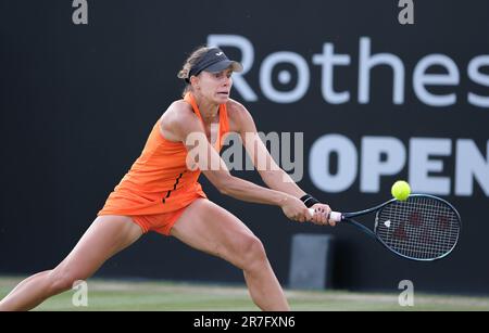 15th juin 2023; Nottingham tennis Centre, Nottingham, Angleterre: Rothesay Nottingham Open, jour 4; Magda Linette (POL) joue un coup de dos à Jodie Burrage (GBR) Banque D'Images