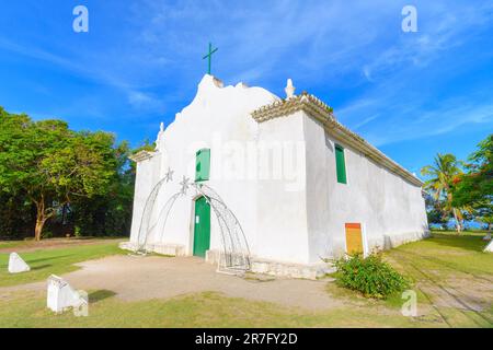 Trancoso, quartier de Porto Seguro, BA, Brésil - 06 janvier 2023: Vue de l'église de Sao Joao Batista au Quadrado de Trancoso, célèbre destination touristique Banque D'Images