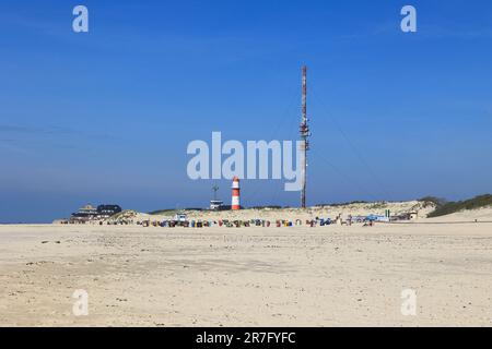 Phare électrique et nouveau mât radio sur la plage de Borkum Banque D'Images