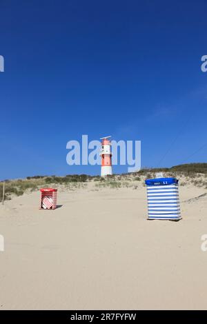 Le phare électrique de l'île de Borkum se trouve derrière une dune Banque D'Images